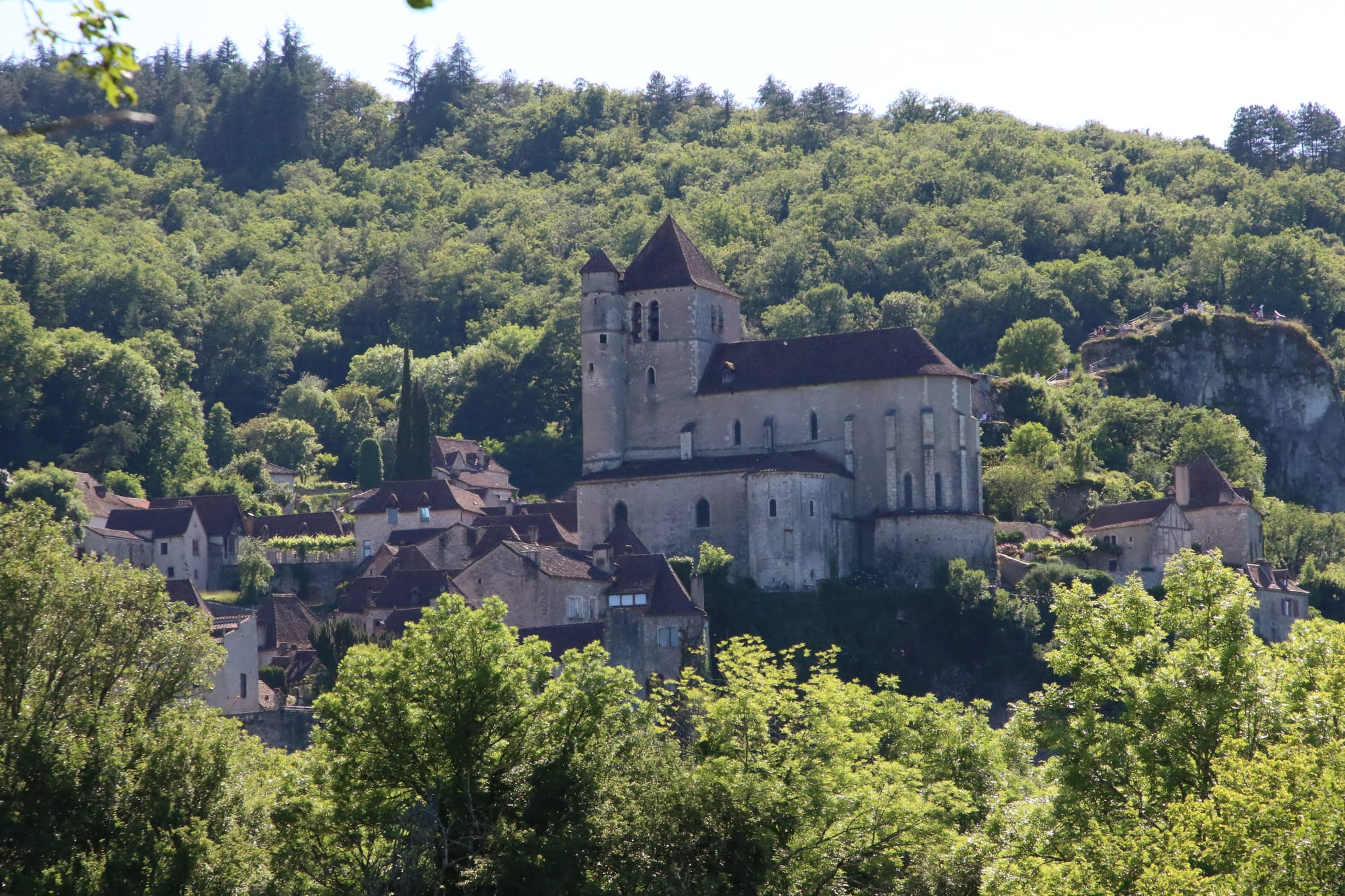 Église perchée sur la colline boisée